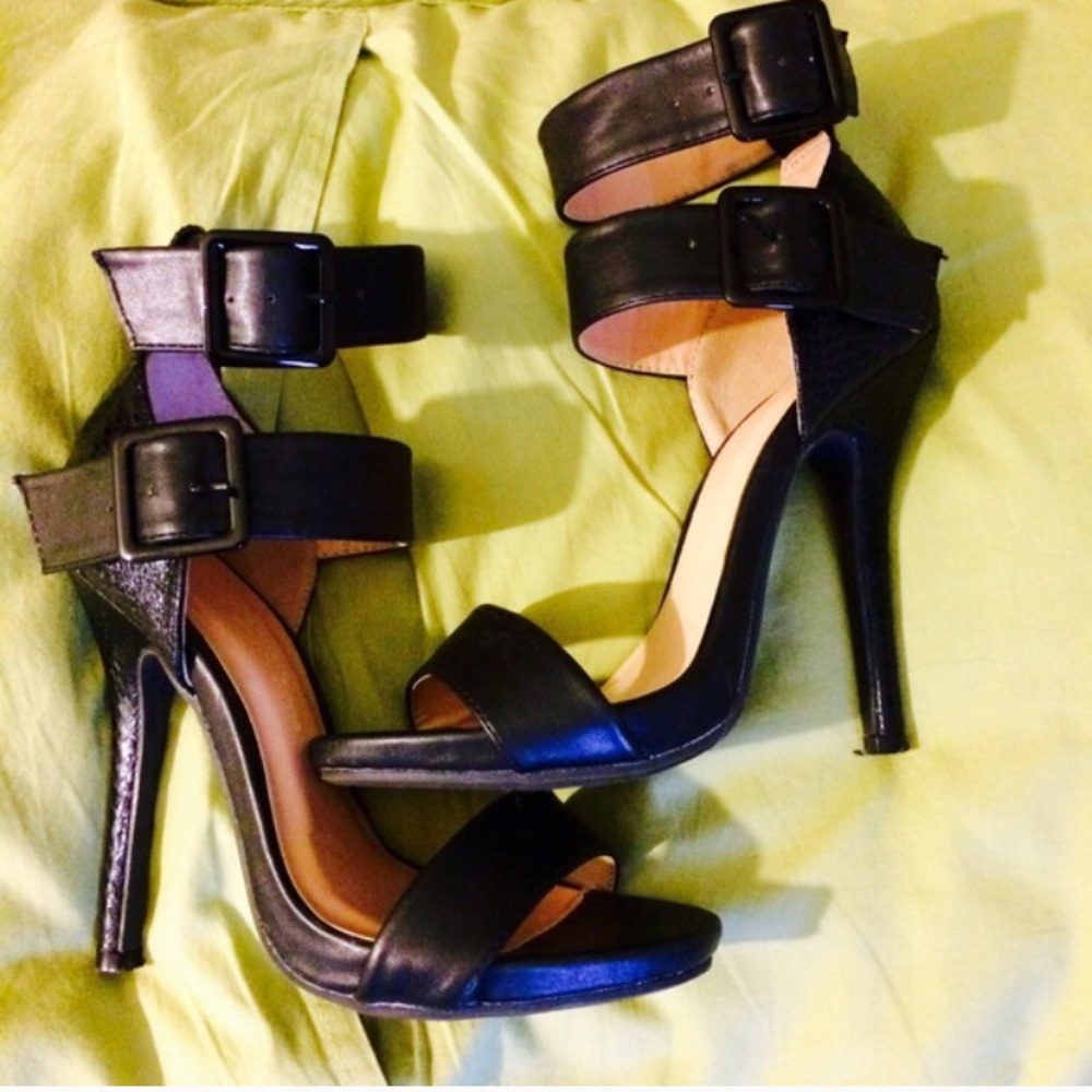 Size 5 cute pair if heals with snakeskin detail.